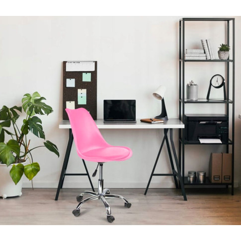 pracownia biuro z wykorzystaniem nowoczesnego różowego krzesła obrotowego Fosi 3X