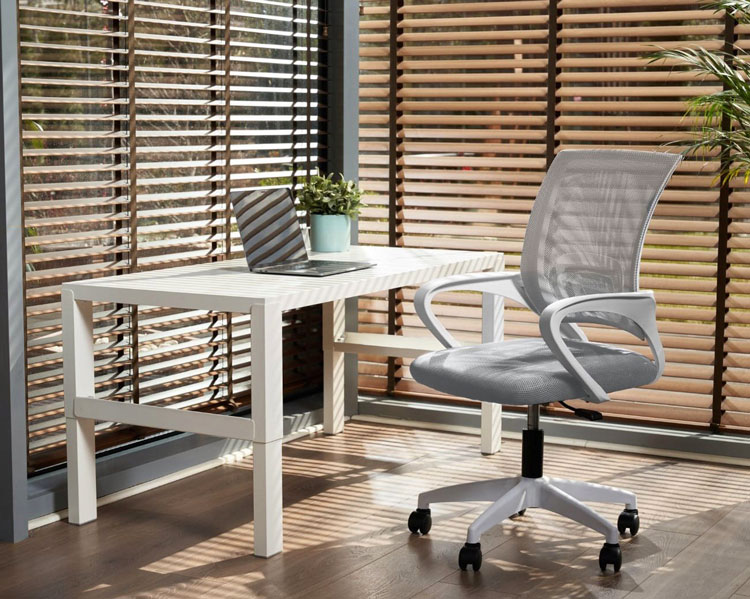 Nowoczesne wnętrze pracowni z wykorzystaniem szarego fotela obrotowego Hagar 3X