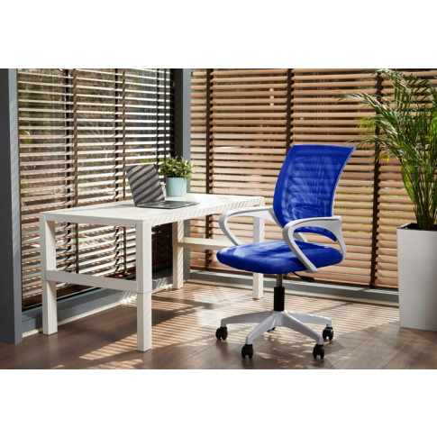 biuro z wykorzystaniem nowoczesnego fotela obrotowego niebieskiego Azon 3X