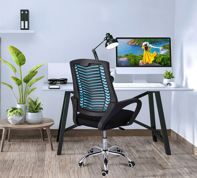 Biuro w domu z zastosowaniem nowoczesnego niebieskiego fotela obrotowego Roso