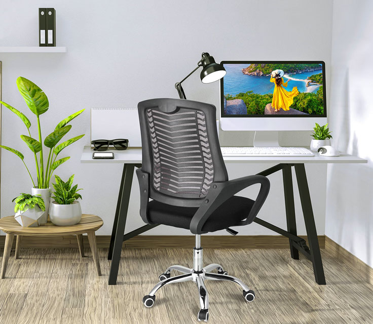 Biuro z wykorzystaniem szarego krzesła z podłokietnikami Roso