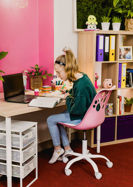 Pokój młodzieżowy z wykorzystaniem różowo białego krzesła obrotowego Crasio 3X