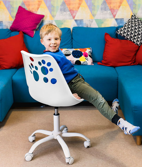 Przykładowe wykorzystanie biało niebieskiego krzesła obrotowego Crasio 3X