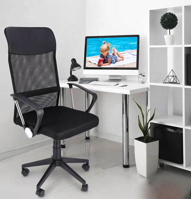 Biuro z zastosowaniem czarnego krzesła obrotowego z podłokietnikami Egon