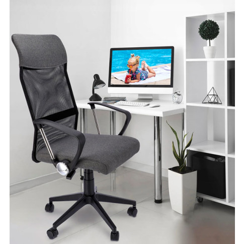 biuro z wykorzystaniem szarego fotela obrotowego Egon