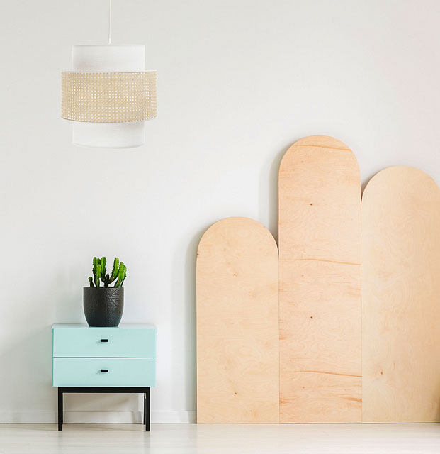 Biała lampa wisząca boho z elementami rattanowymi A341-Kłod