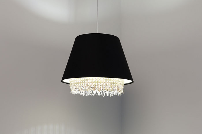 Czarna lampa wisząca z abażurem z rattanu A345-Xina