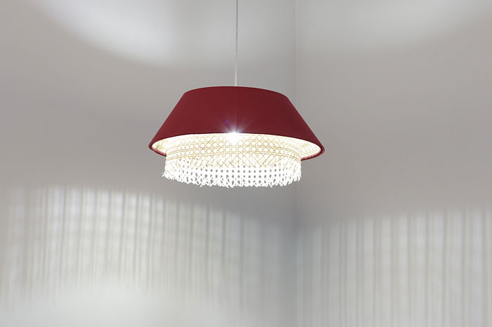 Czerwona lampa wisząca z tkaninowym abażurem N791-Nala