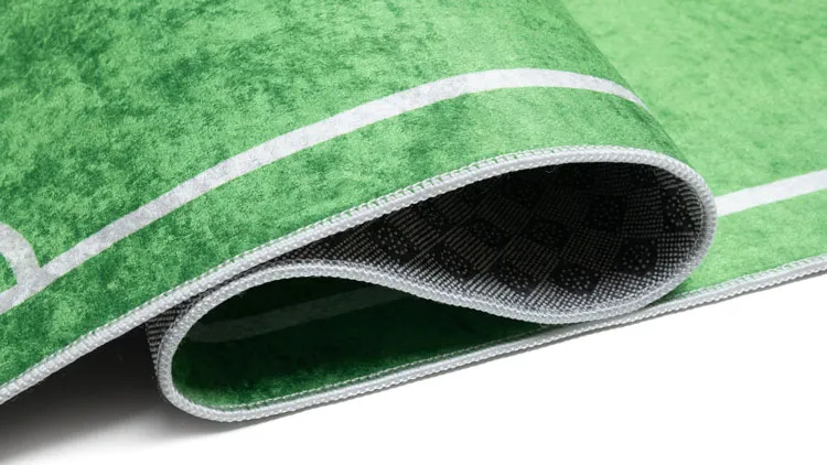 Zielony dywan z boiskiem piłkarskim i piłką Luni 4X