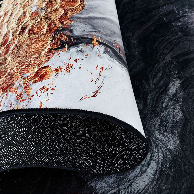 Czarny nowoczesny dywan ze złotymi wzorami Eglam 5X