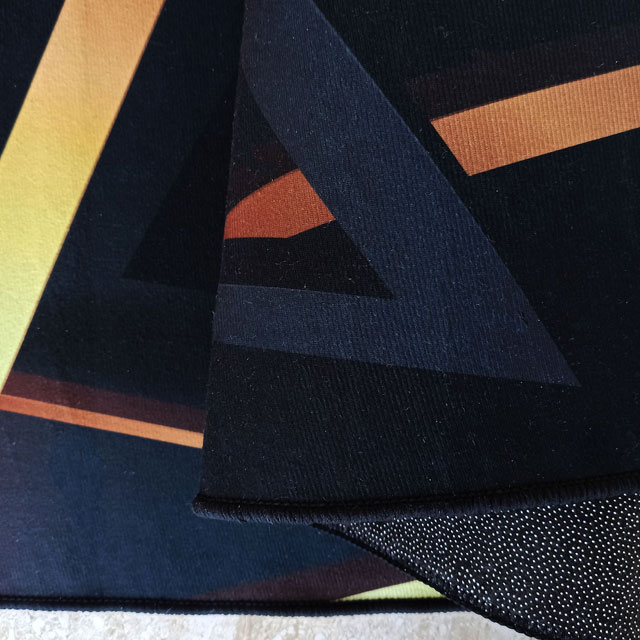 Czarny prostokątny dywan w złote trójkąty Eglam 9X