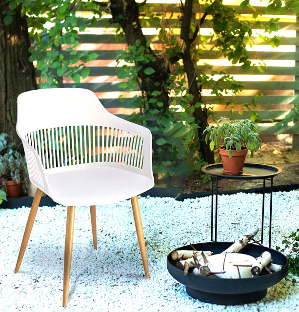Wnętrze ogrodowe z wykorzystaniem białego krzesła ogrodowego Sazo 3X