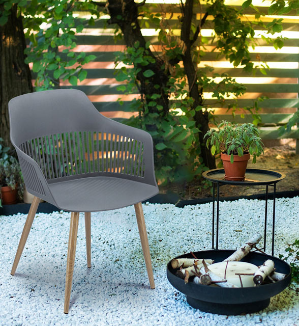 Wnętrze ogrodowe z wykorzystaniem szarego krzesła ogrodowego Sazo 3X