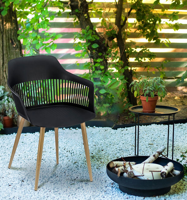 Wnętrze ogrodowe z wykorzystaniem czarnego krzesła ogrodowego Sazo 3X