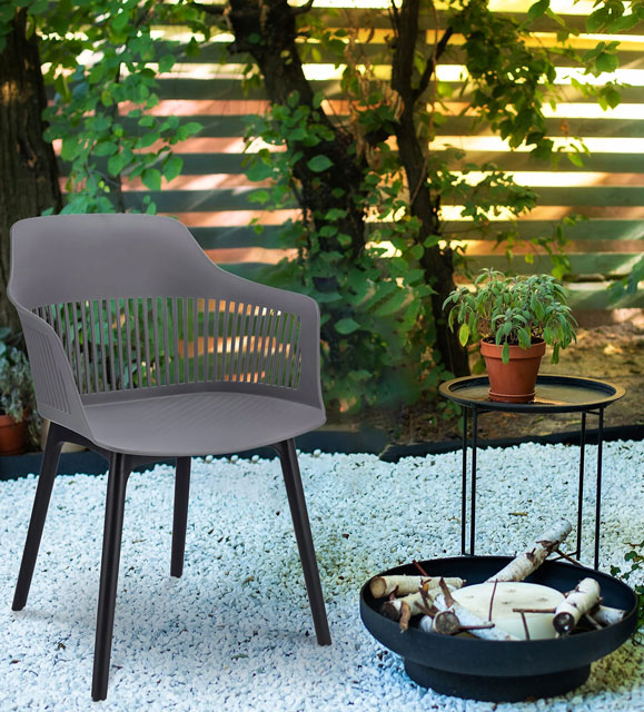 Taras z wykorzystaniem szarego krzesła kuchennego Niki 4X