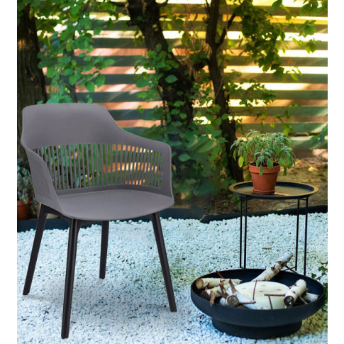 przykład wykorzystania szarego ażurowego krzesła Sazo 4X w ogrodzie