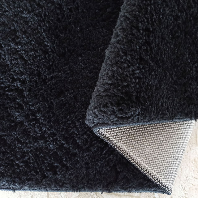 Czarny antypoślizgowy dywan do salonu Mavox