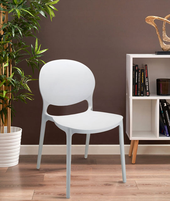 Przykładowe wykorzystanie białego krzesła Iser w nowoczesnym wnętrzu