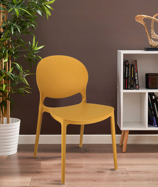 Przykładowe wykorzystanie musztardowego krzesła Osmen w nowoczesnym wnętrzu