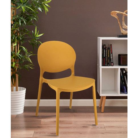 wnętrze z wykorzystaniem krzesła kuchennego Iser w kolorze musztardowym