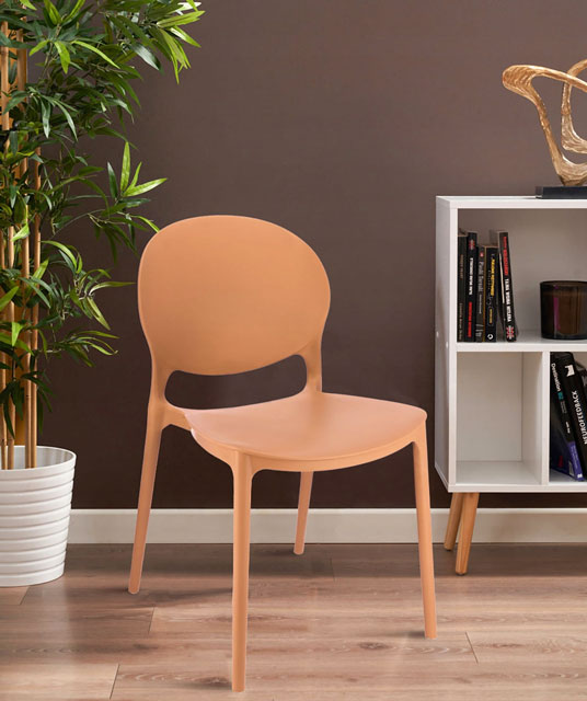 Przykładowe wykorzystanie beżowego krzesła Osmen w nowoczesnym wnętrzu