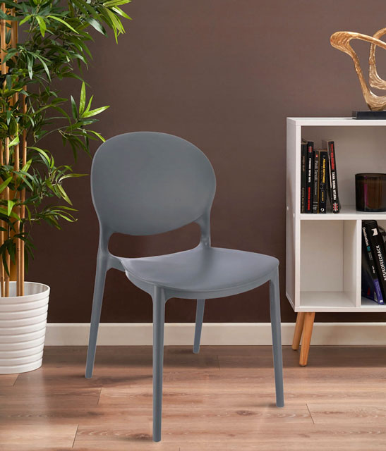 Przykładowe wykorzystanie szarego krzesła Iser w nowoczesnym wnętrzu
