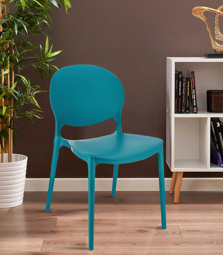 Przykładowe wykorzystanie niebieskiego krzesła Iser w nowoczesnym wnętrzu