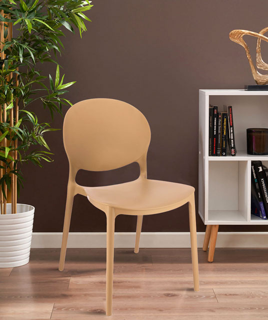 Przykładowe wykorzystanie ciemnobeżowego krzesła Osmen w nowoczesnym wnętrzu