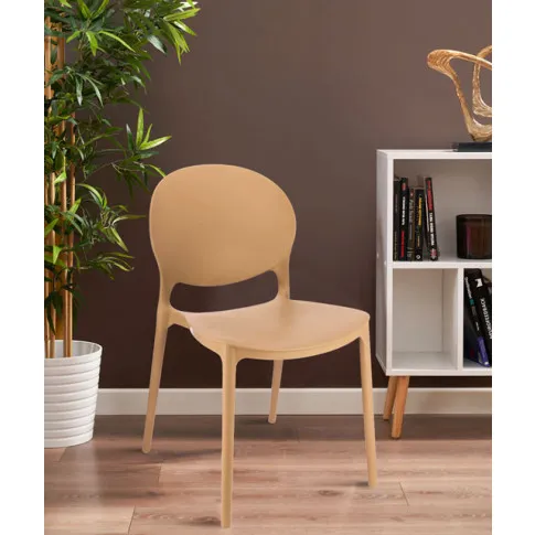 salon z zastosowaniem nowoczesnego ciemnobeżowego krzesła Iser