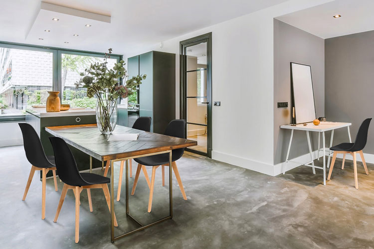 Wnętrze z wykorzystaniem stylowe go czarnego krzesła do stołu Salvis