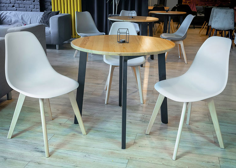 Wnętrze z wykorzystaniem stylowego szarego krzesła do salonu Salvis