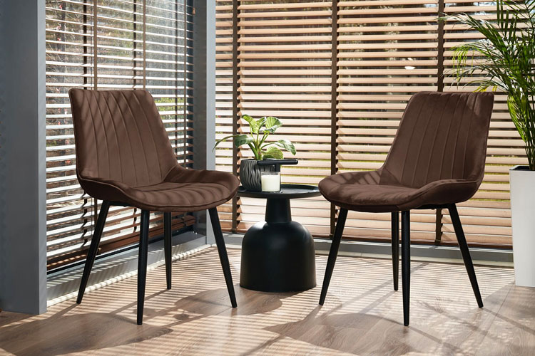 Brązowe krzesło tapicerowane Caviro