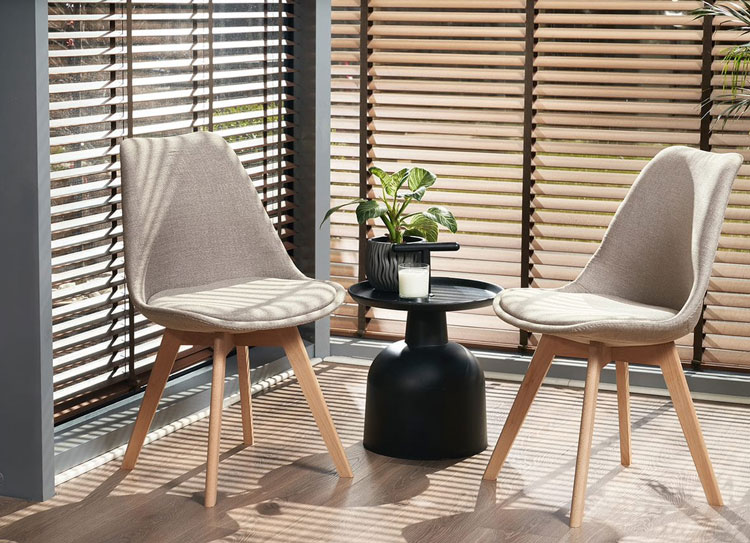 Salon z wykorzystaniem drewnianego beżowego tapicerowanego krzesła Umos