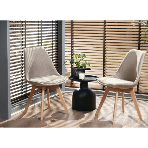 salon nowoczesny z wykorzystaniem skandynawskiego krzesła tapicerowanego Umos