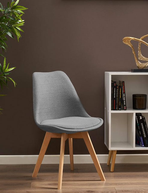 Salon z wykorzystaniem drewnianego szarego tapicerowanego krzesła Umos