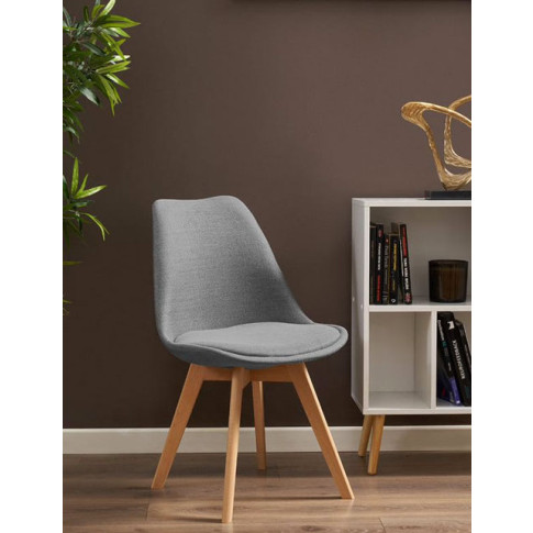 przykładowe wykorzystanie tapicerowanego szarego krzesła Umos w salonie nowoczesnym