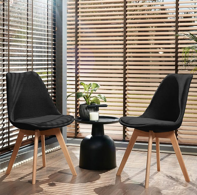 Jadalnia z wykorzystaniem czarnego tapicerowanego krzesła Umos