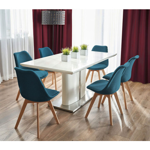 nowoczesna jadalnia z wykorzystaniem krzesła skandynawskiego Umos w kolorze marine