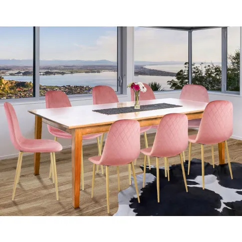 nowoczesna jadalnia z wykorzystaniem różowego krzesła tapicerowanego Liam