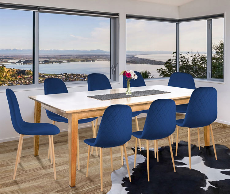 Jadalnia z wykorzystaniem granatowego krzesła pikowanego Lirma