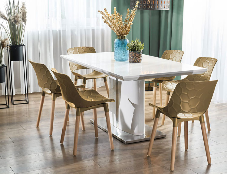 Nowoczesna kuchnia z wykorzystaniem beżowego krzesła Rivea