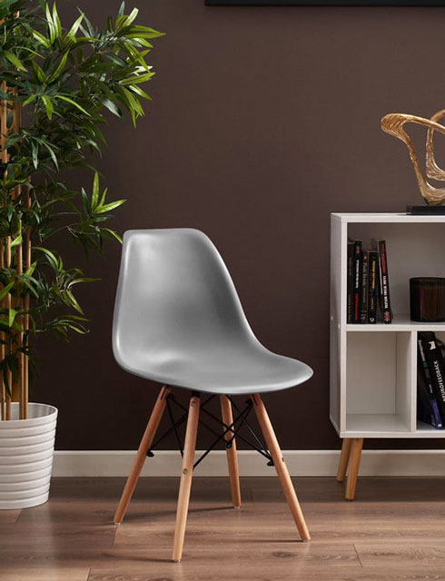 Salon z zastosowaniem szarego krzesła skandynawskiego Huso 3X