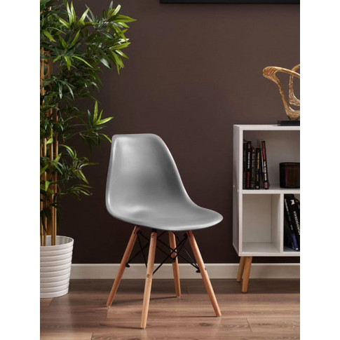salon z wykorzystaniem szarego krzesła skandynawskiego Huso 3X