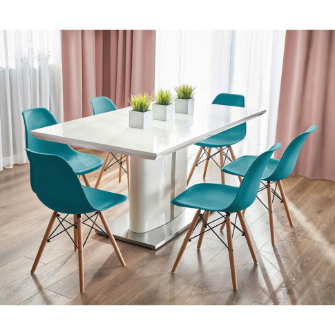 nowoczesna jadalnia z wykorzystaniem skandynawskiego krzesła w kolorze marine Huso 3X