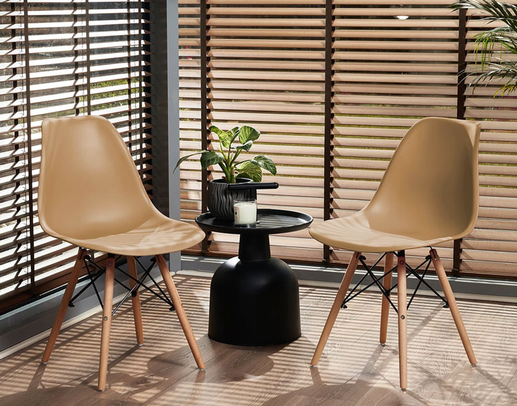 Nowoczesny salon z beżowym skandynawskim krzesłem Rodan 3X