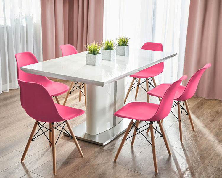 Skandynawskie różowe krzesło Huso 3X w nowoczesnej jadalni
