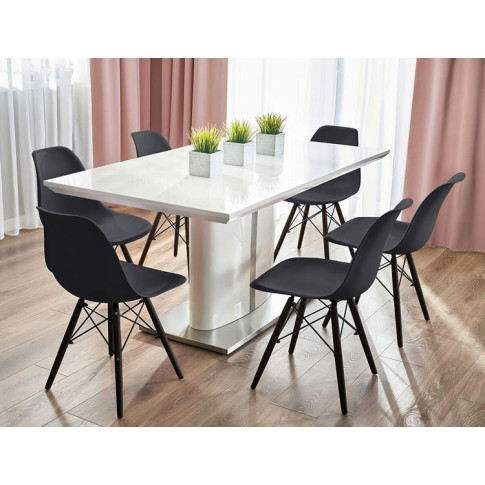 stylowa jadalnia z wykorzystaniem czarnego krzesła skandynawskiego Huso 4X