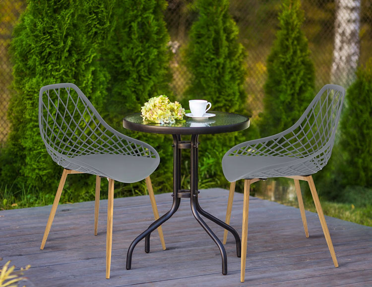 Taras z wykorzystaniem szarego krzesła ażurowego Blake 3X