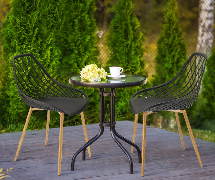 Taras z wykorzystaniem czarnego krzesła ażurowego Blake 3X