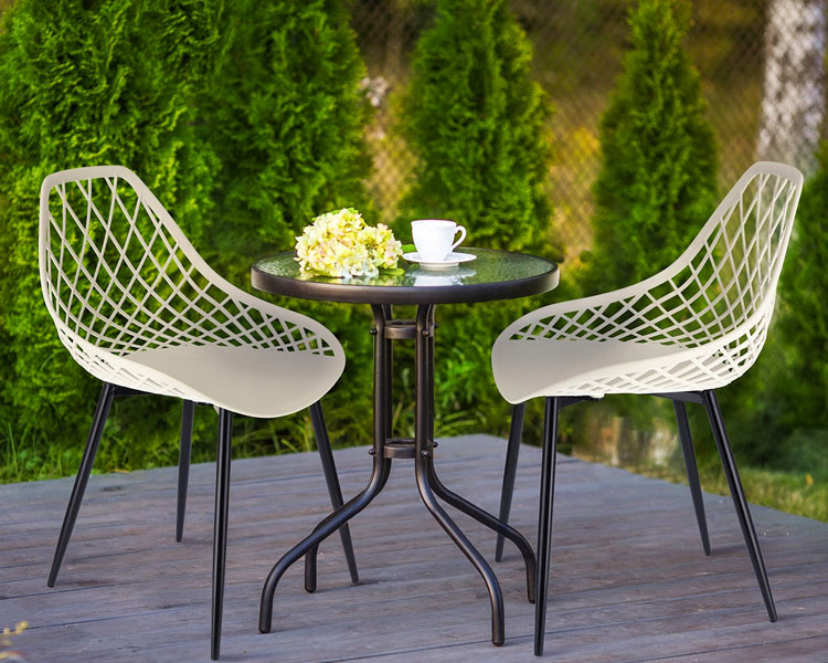 Taras z wykorzystaniem czarnego krzesła ażurowego z czarnymi nogami Blake 4X